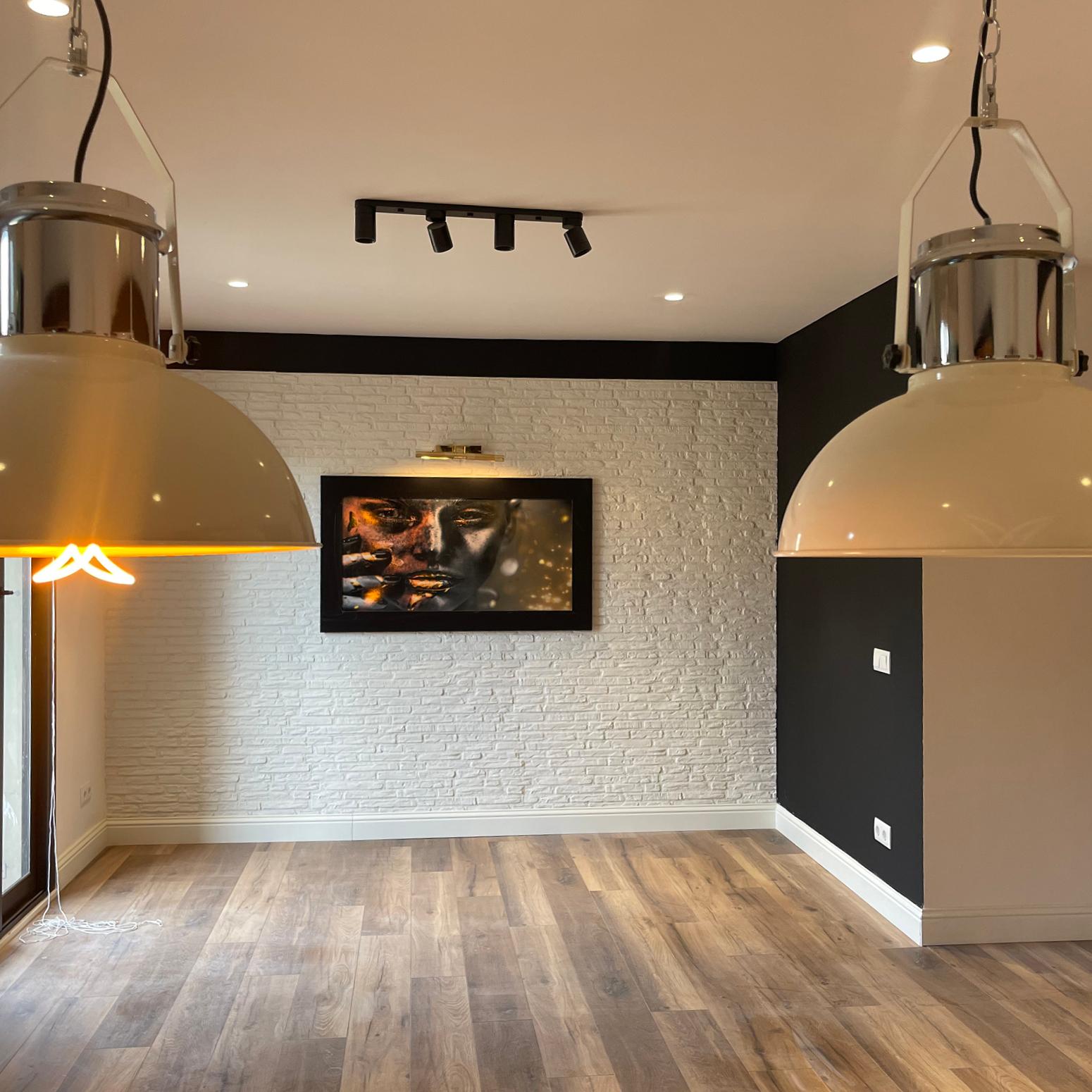 AVANT-GUARDE ELEGANCE